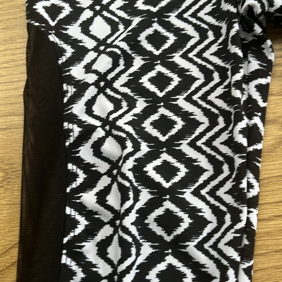 Onzie Black and White Geometric Patterned Mesh Side Crop Leggings - Picture 3 of 8